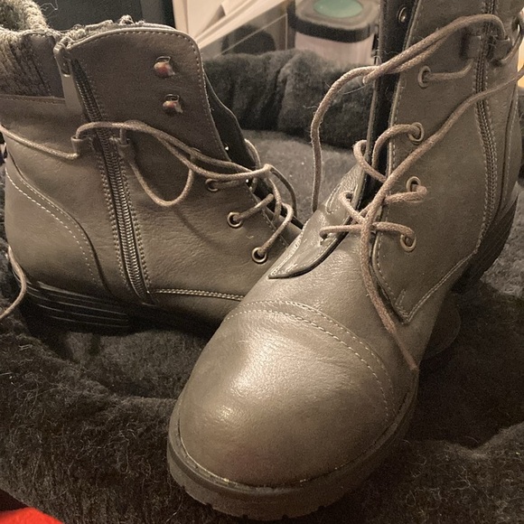 Women's Lace Up Combat Ankle Booties - Picture 8 of 9